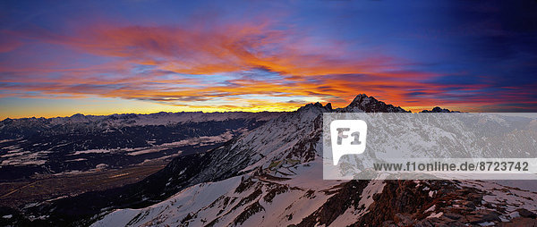Sonnenuntergang dramatisch Seilbahn Österreich Haltestelle Haltepunkt Station Tirol