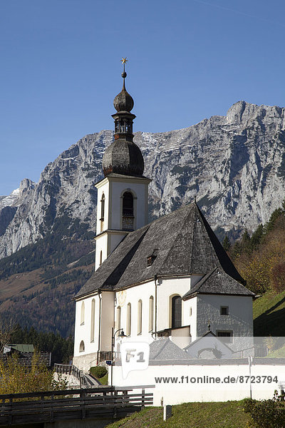 Pfarrkirche St. Sebastian  hinten die Reiteralpe  Malerwinkel  Ramsau  Berchtesgadener Land  Oberbayern  Bayern  Deutschland