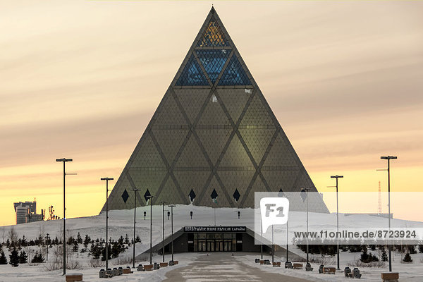Pyramide des Friedens und der Eintracht am Abend  Astana  Kasachstan