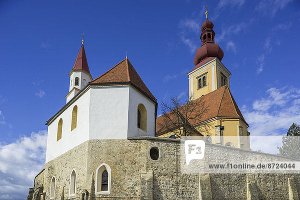 Kirchenberg mit Wehrmauer der Katholischen Pfarrkirche Mariä Himmelfahrt und der Katholischen Filialkirche Hl. Sebastian  Straden  Steiermark  Österreich