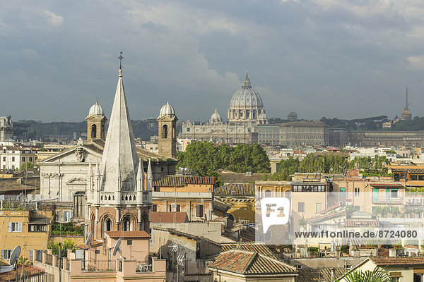 Ausblick von der Straße Viale della Trinita dei Monti auf die Stadt zum Petersdom Rom Latium Italien