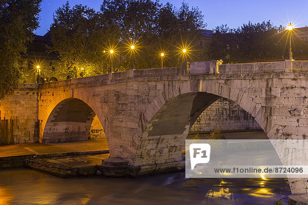 Brücke Ponte Cestio  auch Ponte San Bartolomeo  Rom  Latium  Italien