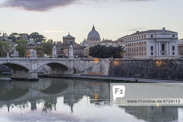 Ausblick von der Ponte Sant'Angelo oder Engelsbrücke über den Tiber zum Petersdom  Rom  Latium  Italien