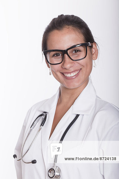 Lächelnde junge Ärztin mit Stethoskop und Brille  Porträt