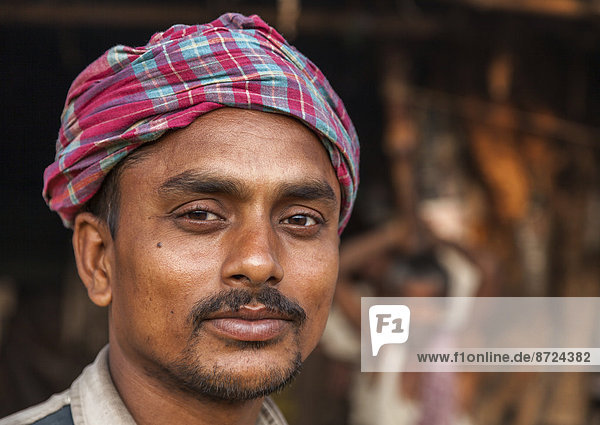 Einheimischer Blumenverkäufer  Porträt  Malik Ghat Blumenmarkt  Kalkutta  Westbengalen  Indien