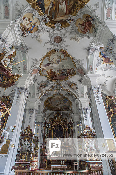 Altarraum und Deckenfresken im Rokokostil  Klosterkirche St. Georg  Isny  Allgäu  Bayern  Deutschland.