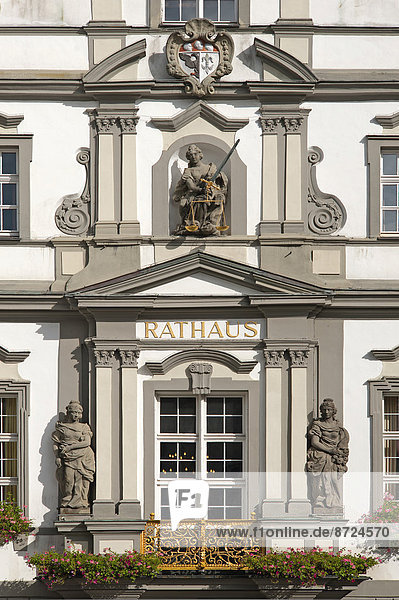 Skulptur der Justitia und das Stadtwappen von Wangen an der barocken Rathausfassade von 1721  Wangen  Allgäu  Bayern  Deutschland.