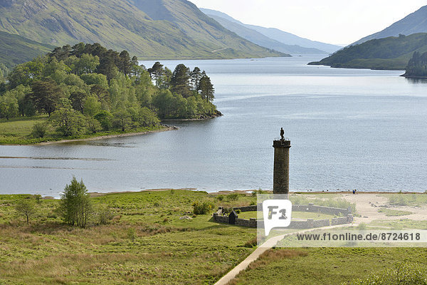 Glenfinnan Monument zum Gedenken an die Jakobiteraufstände  am Ufer des Loch Shiel  Highlands  Schottland  Großbritannien