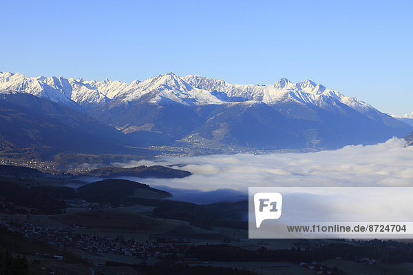 Inntal unter einer Nebeldecke  Innsbruck  Tirol  Österreich