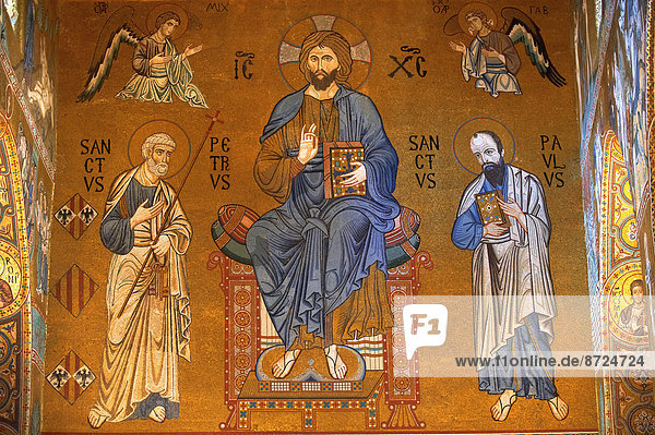 Byzantinisches Mosaik mit Christus Pantokrator und den Heiligen St. Peter und Paul im Altarraum der Cappella Palatina  Palazzo Reale  Palermo  Sizilien  Italien