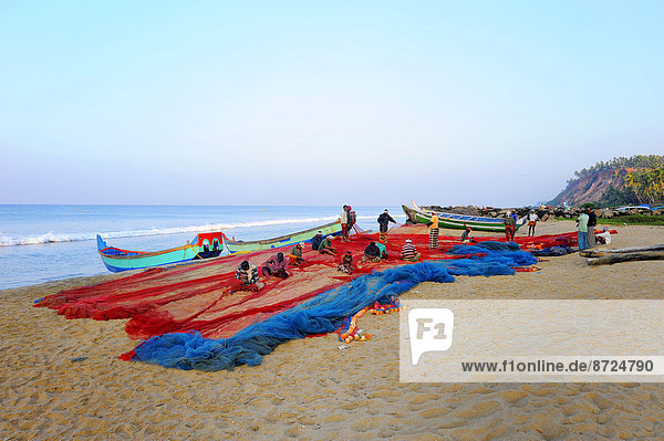Fischer reparieren Netze am Strand  Arabisches Meer  Varkala  Kerala  Südindien  Indien