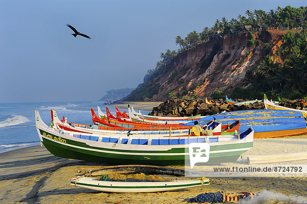 Fischerboote am Strand  Arabisches Meer  Varkala  Kerala  Südindien  Indien