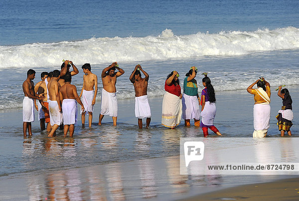 Begräbniszeremonie am Strand  Arabisches Meer  Varkala  Kerala  Südindien  Indien