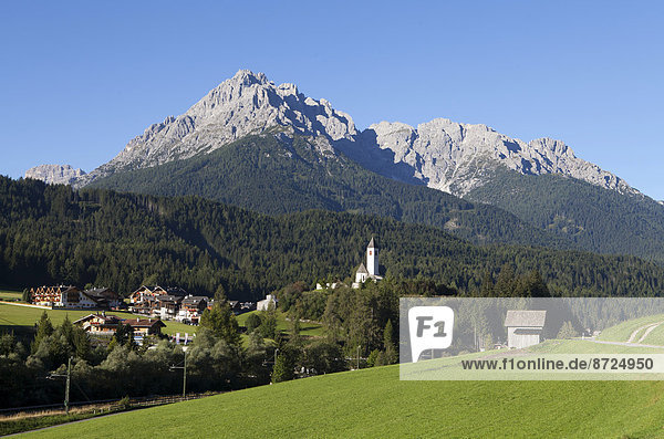Vierschach mit Pfarrkirche Hl. Magdalena  Pustertal  Sextner Dolomiten  Südtirol  Italien