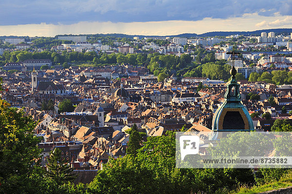 Stadtansicht von Besançon mit der Kathedrale von Besançon  Besançon  Département Doubs  Region Franche-Comté  Frankreich