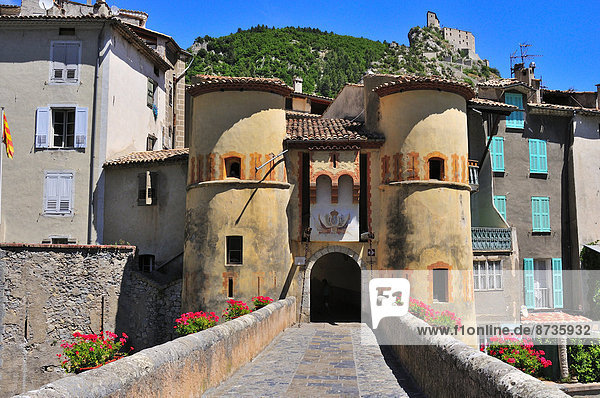 Das Tor Porte Royale  oben rechts die Zitadelle von Entrevaux  Entrevaux  Département Alpes-de-Haute-Provence  Provence-Alpes-Côte d?Azur  Frankreich