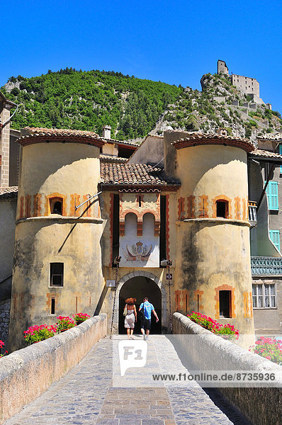 Das Tor Porte Royale  oben rechts die Zitadelle von Entrevaux  Entrevaux  Département Alpes-de-Haute-Provence  Provence-Alpes-Côte d?Azur  Frankreich