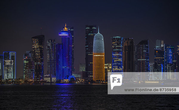 Skyline bei Nacht mit World Trade Center  Burj Katar  The Palm 1 und 2  Doha  Emirat Katar  Vereinigte Arabische Emirate