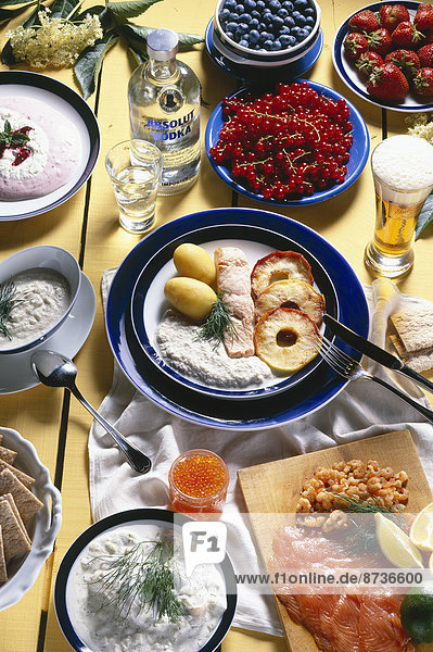 Schwedische Nationalküche  Räucherlachs  Heringsalat  Pochiertes Lachsfilet mit Topinambursoße und Bratäpfeln  Preiselbeerparfait  Bier  Wodka