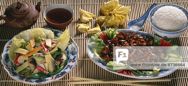 Chinesische Küche  Bambussprossen  eingelegte Pilze  Schweinefleisch süßsauer  Reis  Tee  Bambusstäbchen