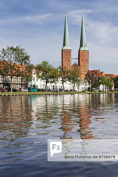 Dom spiegelt sich in der Stadttrave  Lübeck  Schleswig-Holstein  Deutschland