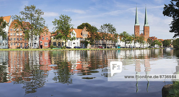 Dom spiegelt sich in der Stadttrave  Lübeck  Schleswig-Holstein  Deutschland