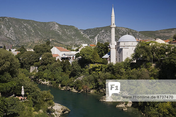 Altstadt mit Moschee und der Neretva  Mostar  Bosnien und Herzegowina
