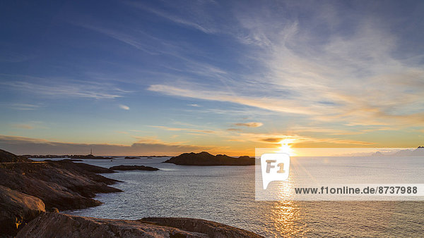 Sonnenuntergang an der Küste  bei Henningsvaer  Austvågøy auch Austvågøya  Lofoten  Norwegen