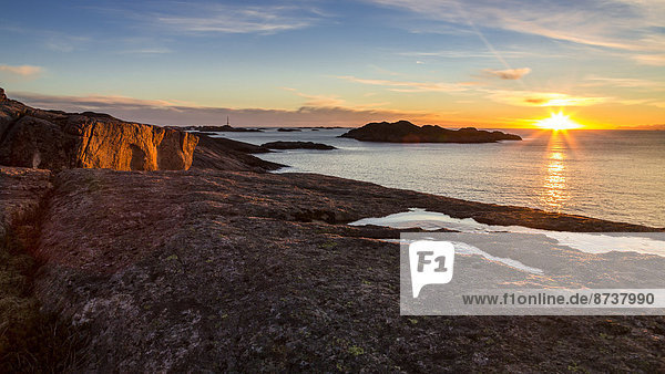 Sonnenuntergang an der Küste  bei Henningsvaer  Austvågøy auch Austvågøya  Lofoten  Norwegen