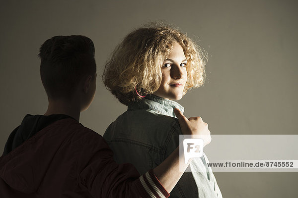 Studioaufnahme  Jugendlicher  sehen  Junge - Person  Arm umlegen  Mädchen