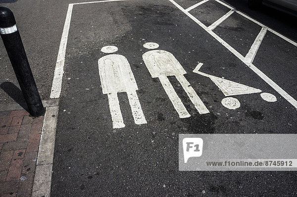Parkplatz Spot mit Familie Parkplatz nur Symbol im Supermarkt Parkplatz  London  England