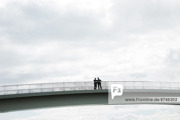 stehend  sprechen  Geschäftsmann  Silhouette  Brücke  reifer Erwachsene  reife Erwachsene  Deutschland