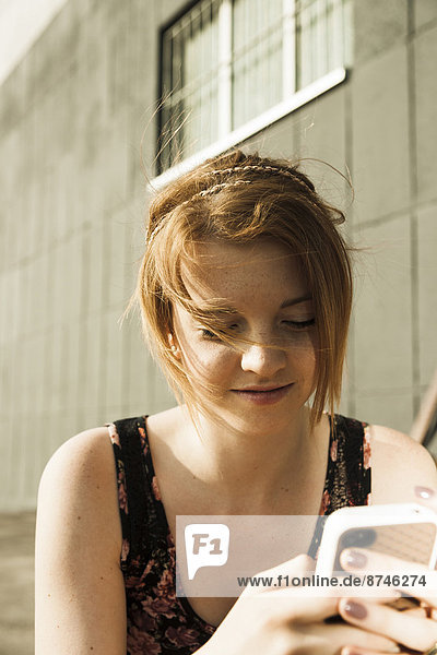 Außenaufnahme  sitzend  Jugendlicher  sehen  Mädchen  freie Natur  Smartphone