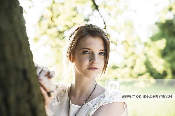 stehend Portrait Jugendlicher Baum Baumstamm Stamm Mädchen Deutschland