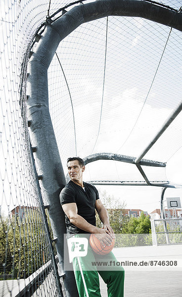 stehend  Mann  reifer Erwachsene  reife Erwachsene  Basketball  Außenaufnahme  Gericht  Deutschland