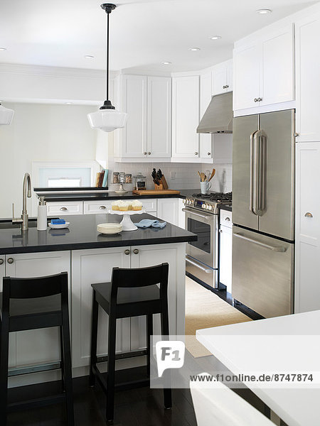 Innenarchitektur Küche weiß rostfrei Kanada Ontario Stahl Toronto Innenaufnahme einer Wohnung