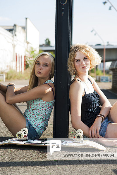 Außenaufnahme  Portrait  Jugendlicher  Blick in die Kamera  Skateboard  Mädchen  Deutschland  freie Natur