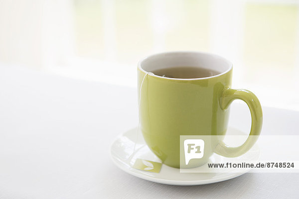 Studioaufnahme  Tasse  Becher  grün  Espressotasse  Untertasse  Tee