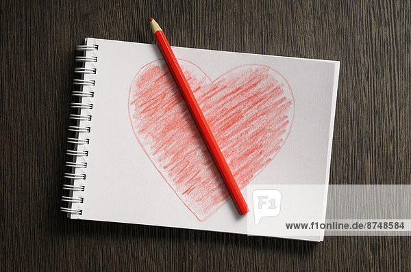 Farbaufnahme  Farbe  Studioaufnahme  Bleistift  Notizblock  Zeichnung  Form  Formen  herzförmig  Herz  Notebook