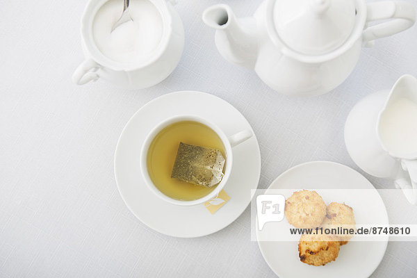 Zuckerdose  Teetasse  Studioaufnahme  Teekanne  Tasse  weiß  Teller  Untertasse  Kokosnuss  Milchkännchen  Porzellan  Tee