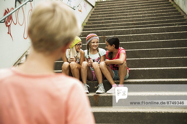 Stufe  Außenaufnahme  sitzend  sehen  Junge - Person  Mädchen  Rückansicht  Deutschland  freie Natur