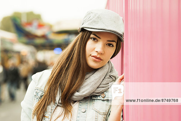 hoch  oben  nahe  Portrait  Jugendlicher  Blick in die Kamera  Fröhlichkeit  Hut  Kleidung  Mädchen  Deutschland
