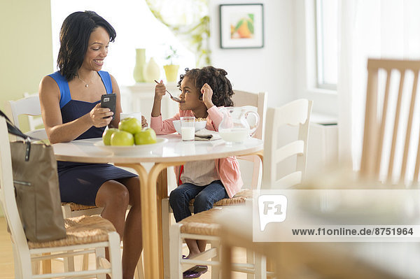 amerikanisch  Tochter  Tisch  Mutter - Mensch  Frühstück