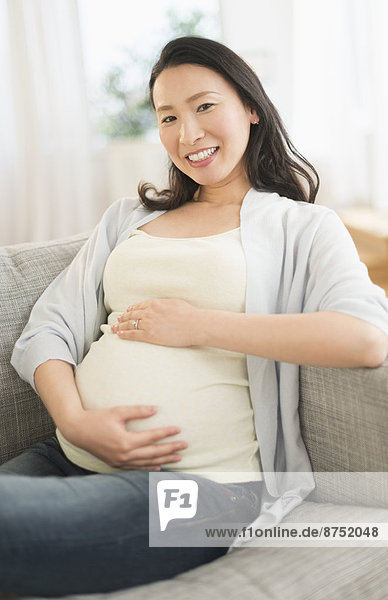 Portrait Frau halten Schwangerschaft japanisch