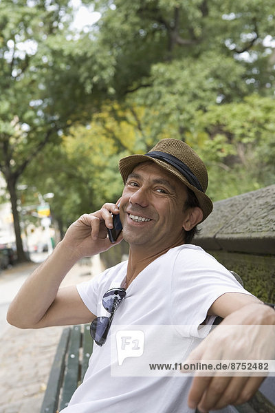 Portrait  Mann  sprechen  lächeln  Hispanier  Telefon  Handy