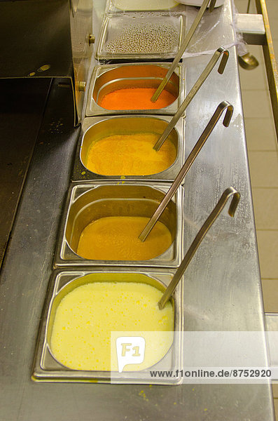 Farbaufnahme Farbe Küche schöpfen Restaurant Soße
