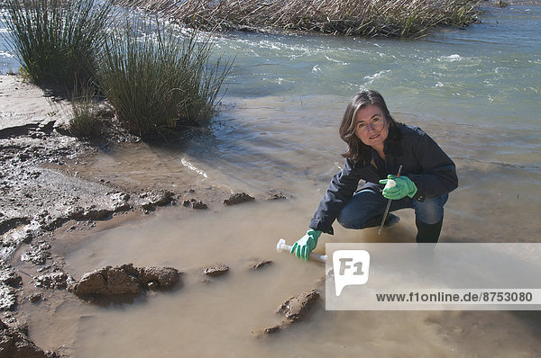 weibliche Wissenschaftler die Wasserprobe in stream