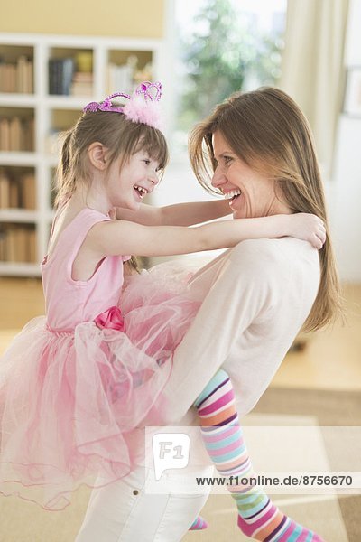 halten  Kleidung  Tochter  5-6 Jahre  5 bis 6 Jahre  Mutter - Mensch  Ballettröckchen