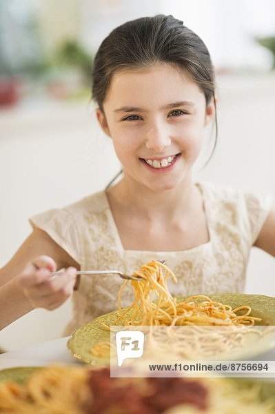 Portrait Pasta Nudel 5-9 Jahre 5 bis 9 Jahre essen essend isst Mädchen