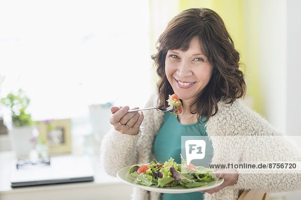 Interior zu Hause Frau Salat essen essend isst